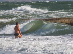Разбушевавшийся шторм на одесских пляжах сняли на видео 