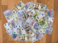 Евро снова обошел доллар: курсы валют на выходные 