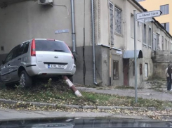 В Кишиневе в результате аварии автомобиль залетел на столбик
