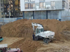На многострадальной стройке по улице Димо 7/3 обострение - застройщик привез спецтехнику и сотрудников охранного агентства