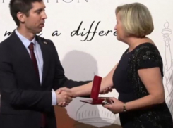 Попшой вручил матери Вероники Драгалин орден