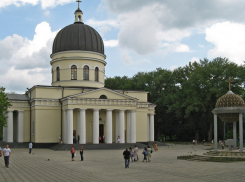 Водителям запретили парковаться в пасхальную ночь вблизи Кафедрального собора 
