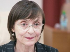 Министр просвещения Корина Фусу вновь наделала ошибок в посте в соцсети
