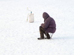 Предусмотрительный рыбак из Рыбницы взял с собой на лед шест, что спасло ему жизнь