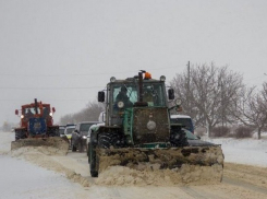 Скорая помощь с пациентом и 12 грузовиков застряли на заснеженных трассах Молдовы 