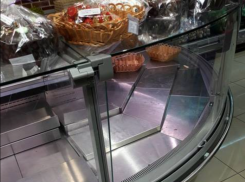 В столичных магазинах пустые прилавки, покупателей нет 