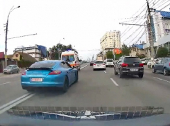 Полиция ищет водителя Porsche, который использует в качестве «проводника» машины скорой помощи