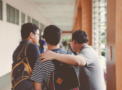 Отец зашел в класс и надавал пощечин обидчику его сына. Он может сесть на 6 лет