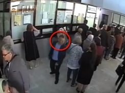 Завладевшие портмоне и топовым смартфоном карманники попали на видео