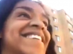 Радостная девушка получила огнестрельное ранение во время прямого эфира