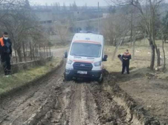 Машина скорой помощи застряла в грязи в Шолданештах 