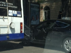 В Кишиневе троллейбус снёс дверь припаркованному автомобилю