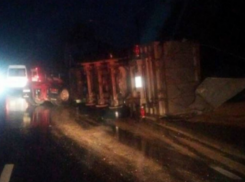 Груженая пшеницей фура перевернулась возле Пересечино