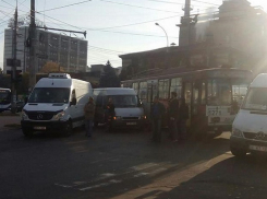 Троллейбус столкнулся с двумя микроавтобусами и спровоцировал гигантскую пробку в Кишиневе