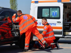 В столице 3-летний ребенок застрял в машине