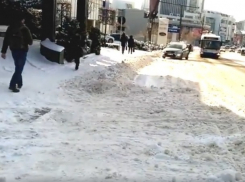 Сотрудник столичного отеля свалил снег на проезжую часть и стал героем возмутительного видео 