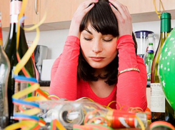 Как избежать переедания и отравлений в новогоднюю ночь, рассказали врачи 