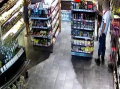 Мужчина, часто кравший кофе в столичном магазине, попал на видео