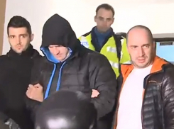 Унижение полицейского-педофила у собственного дома сняли на видео