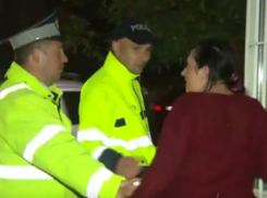 Задержание пьяной женщины, напавшей на полицейский патруль на Чеканах, попало на видео 