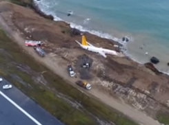 Застрявший на краю обрыва самолет с туристами попал на видео 