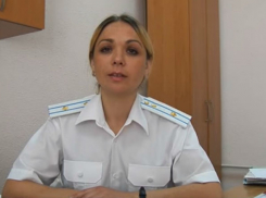 Мужчина с топором ворвался в кабинет блондинки-прокурора и рассек ей голову