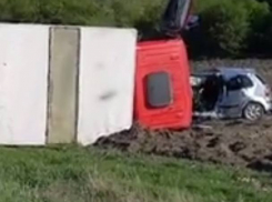 Последствия жесткого столкновения с переворотом грузовика в Ниспоренах сняли на видео