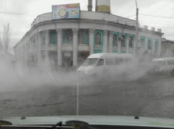 Авария на тепломагистрали превратила столичную улицу в грандиозную парную