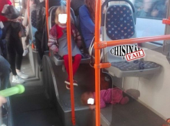 В Кишиневе дети уснули прямо на полу троллейбуса