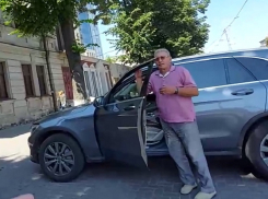 Гимпу попросили припарковаться по правилам, но вместо этого он начал напоминать о том, кто «принес демократию»