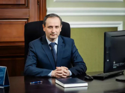 Ректор Технического университета призывает учиться дома, но его дочь поступила в ВУЗ в Чикаго