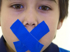 Учительница заклеила скотчем рты болтливым второклассникам