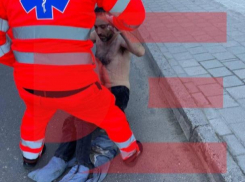Странного вида мужчину остановили прямо возле здания ГИП