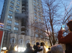 Горящую многоэтажку на Рышкановке сняли на видео