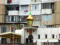 На Чеканах нашли жилой дом, в котором можно поесть, потанцевать и помолиться