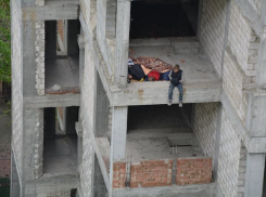 Дети-беспризорники «переселились» от отеля Național к соседнем недострою