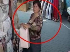 Женщину, ворующую вещи на столичном рынке, сняли на видео