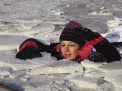 Чудесное спасение трех девочек из ледяного озера организовали жители Тирасполя, выстроившись в цепочку 