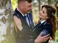 Необычная свадьба: любовь связала судьбы полицейских с границы Молдовы и Румынии