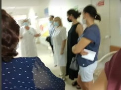 Обстановка накалена - в Кишиневе чуть не подрались в очереди за второй дозой ковид-вакцины