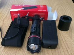 Водитель пассажирского автобуса вез в Молдову партию опасных электрошокеров