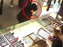 Полиция просит помощи в установлении личности преступника, ограбившего в Кишиневе ювелирный магазин