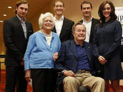 Известная актриса обвинила Буша-старшего в сексуальных домогательствах