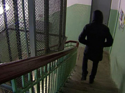 Ребенок стал жертвой молодого рецидивиста в подъезде дома в Комрате