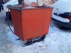 В одном из дворов столицы мусорные урны поставили на лыжи 