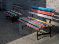 Необычные скамейки из огромных цветных карандашей появились в Кишиневе