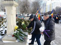 В разгар вчерашнего протеста либералы и глава Конституционного суда праздновали день объединения Румынии