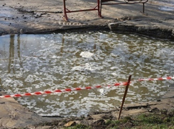 Прорыв трубы стал причиной потопа на Чеканах