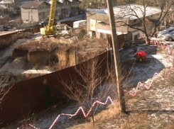 Котлован возле детской площадки в Ставченах: владелец не видит никакой опасности