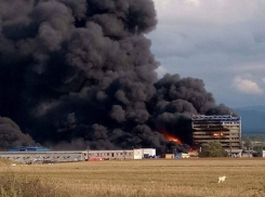 Грандиозный пожар на фабрике с пятью пострадавшими сняли на видео